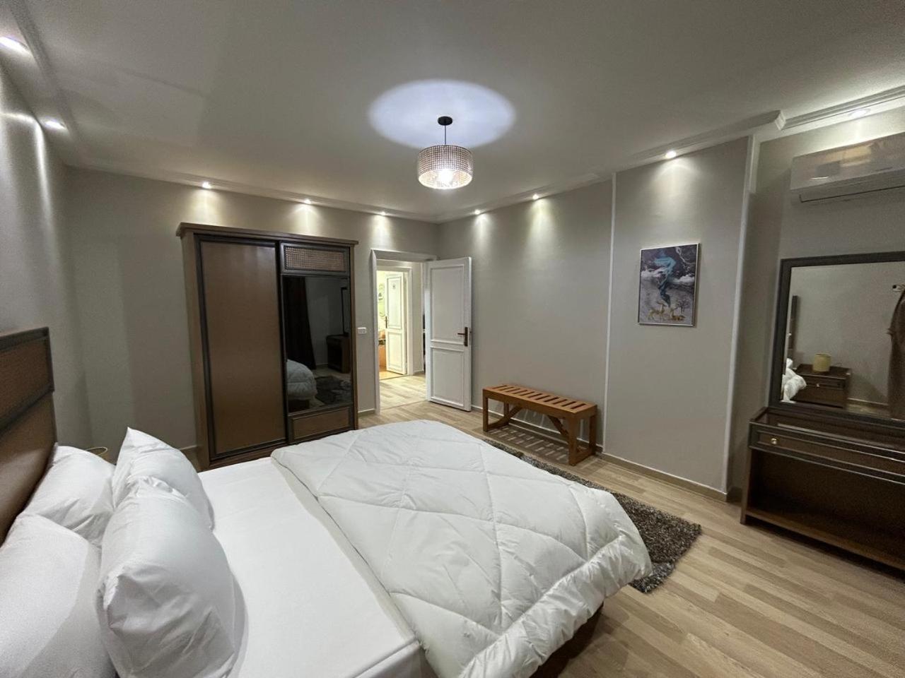 Skyline Luxury Suites 5 Mins From Cairo Airport Екстериор снимка